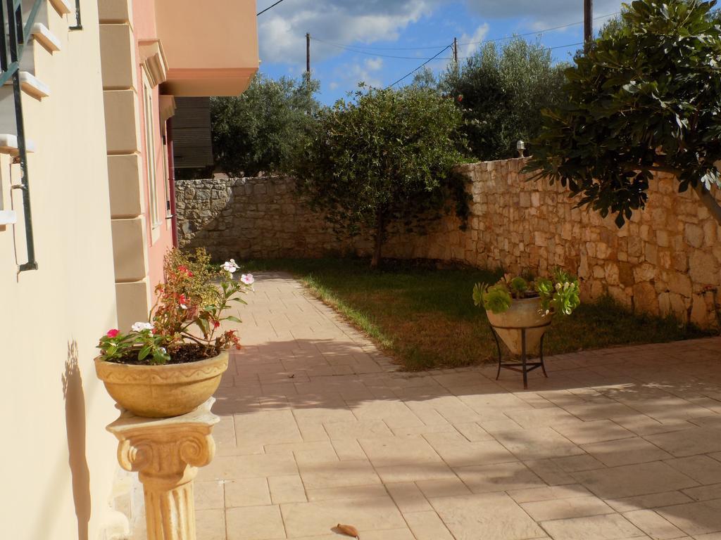 Kolona Apartments Ликсури Екстериор снимка