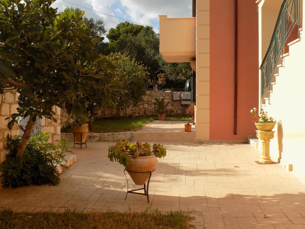 Kolona Apartments Ликсури Екстериор снимка