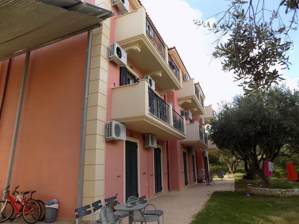 Kolona Apartments Ликсури Екстериор снимка