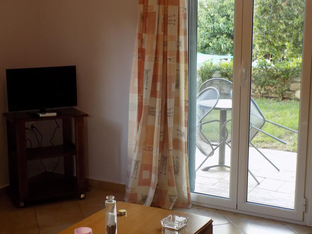 Kolona Apartments Ликсури Екстериор снимка