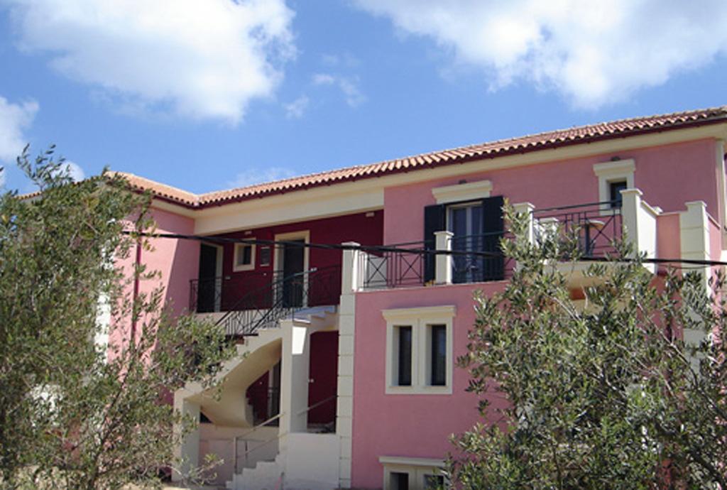 Kolona Apartments Ликсури Екстериор снимка