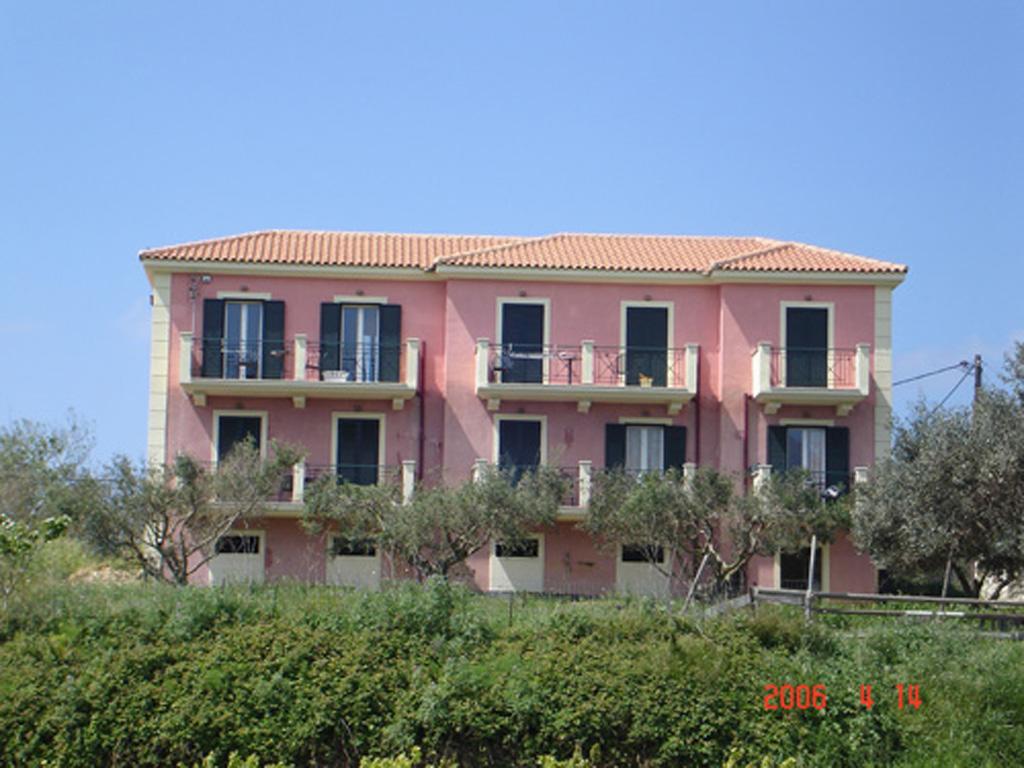 Kolona Apartments Ликсури Екстериор снимка